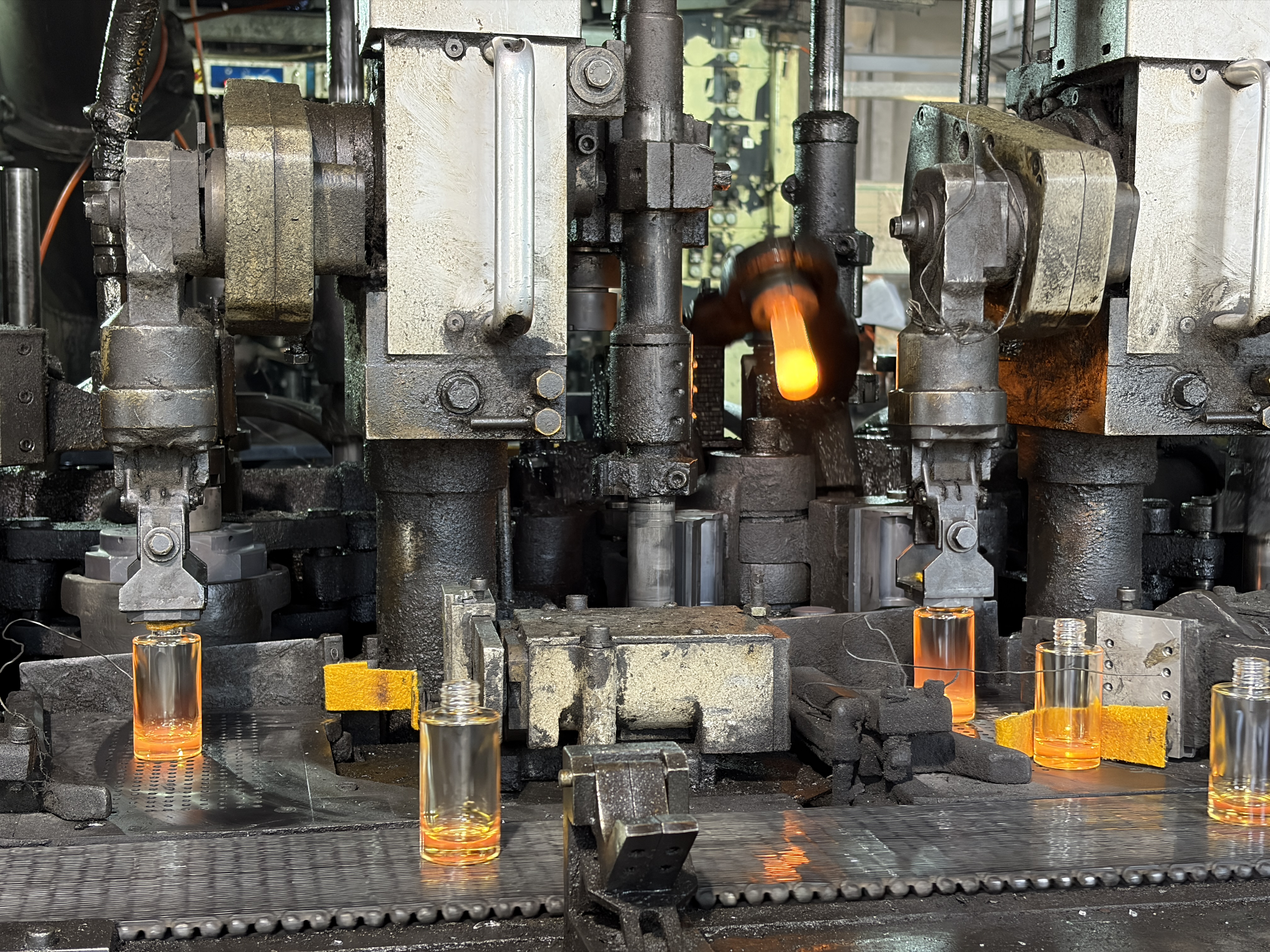 Chinese perfume glass packaging supplier showroom